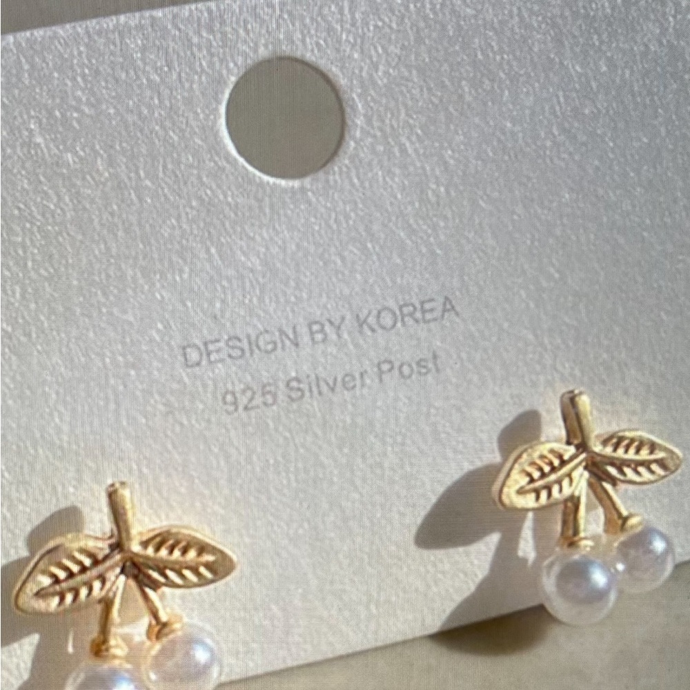 Women’s fashion jewelry, artificial pearls, gold tone leaves pierced earrings - Picture 3 of 5